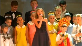 Евдокия Малевская и участники фестиваля "Салют талантов".