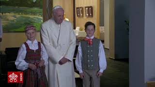 Papa Francesco benvenuto aereoporto di Riga Lettonia