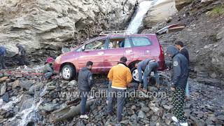 14-hour long car rescue operation - MUV gets stuck in a Himalayan river!