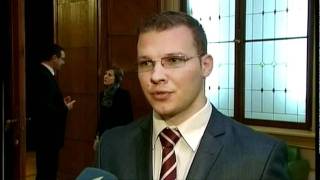 30 Saeimas deputāti pieprasa valodas referendumu atzīt par nelikumīgu