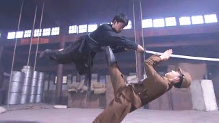 日本武士拿起武士刀砍向共軍女戰士，殊不知她是功夫大師，被徒手戲耍！