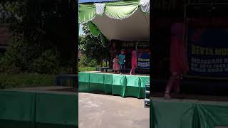 Dres pink..anak bunda cerdas?