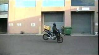 摩托車危險特技請勿模仿