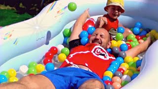 Аквапарк дома.  Папа и Макар играют в бассейне. Видео для детей