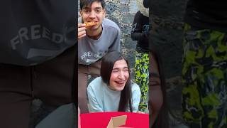 COME TODA LA PIZZA GIRANDO LA BOTELLA !!