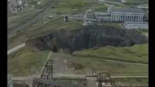 Вид с вертолета провала шахты в городе Березники