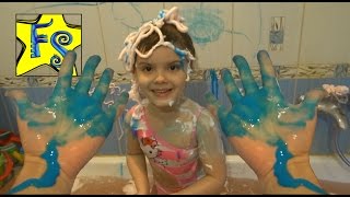 Соня купается в ванной с красками Стреляет ароматной пеной bathtime Шипучие шарики buffi
