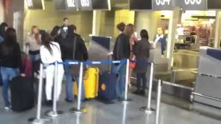 ГОЛАЯ ДЕВУШКА В АЭРОПОРТУ!