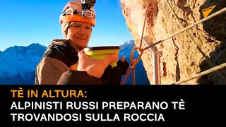 Tè in altura: alpinisti russi preparano tè trovandosi sulla roccia