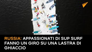 Russia: appassionati di sup surf fanno un giro su una lastra di ghiaccio