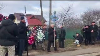 Похороны Ирины Ноздровской. Процессия движется на старое кладбище Демидова | Страна.ua