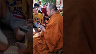 พระอาจารย์วิทยุทธ เจิมทองคำเปลวที่ปืนให้นายตำรวจ ณ วันที่5ธันวาคม61