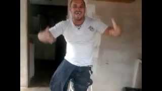 homen que perde a perna e dança o thuthatha...