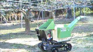 徒長枝の粉砕　カルイ粉砕機 KDC-70B