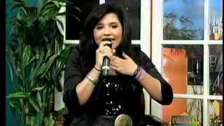 Karli Ortega saludando a David Rodriguez