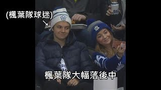 姊姊看球賽時想跟弟弟自拍，弟弟假笑後一秒變臉讓人笑翻 (中文字幕)