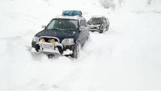 Honda CR-V и Mitsubishi L200 в снегу