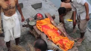 PORQUE INCINERAN A SUS MUERTOS LOS HINDUES