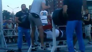 Мужик жмет от груди 305кг, рвет на себе футболку