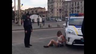 пьяная девушка на пл Поляка в Запорожье