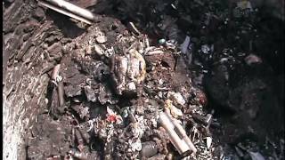 Мусорная свалка в большой яме возле Кальмиуса