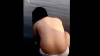 Dere de çıplak yüzüyor