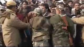 Chaos at AAP's 'janta darbar', Arvind Kejriwal taken away by security