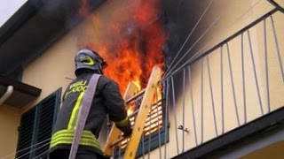 Pompieri in azione su incendio appartamento + salvataggio + VVF in sirena [vigili del fuoco 2016]