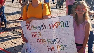 ДЕВОЧКА ЕДЕТ В ТРАМВАЕ БЕЗ МАСКИ