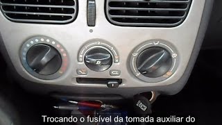 Trocando o fusível da tomada auxiliar do Palio