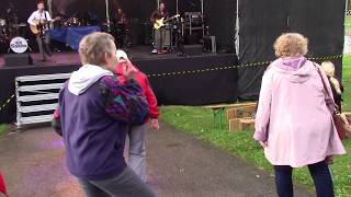 Танец  пожилых людей Dance of elderly people
