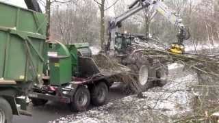Holzhacker Wüst BBHK-85 mit Valtra T202 Direct und einem Forstkran ICARBAZZOLI