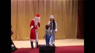 Мальчик Послал дед мороза на хуй