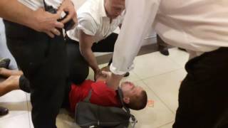 УБИВАЮТ ЧЕЛОВЕКА В ТРЦ ГЛОБУС (МАЙДАН, КИЕВ)