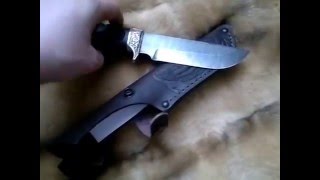 Нож выполнен из дамасской стали,мельхиоровым литьём и резной рукояти из венге.