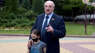 Лукашенко: Держи папу, не пускай его на площадь!
