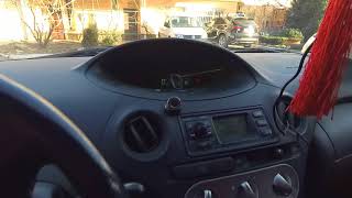 Водительское место Toyota Yaris 2004, посадка, педали, эргономика и обзор.
