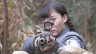 共軍美女狙擊手被日軍王牌狙擊手包圍，關鍵時刻舉起帽子反擊！