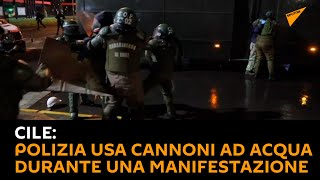 Cile: polizia usa cannoni ad acqua durante una #manifestazione