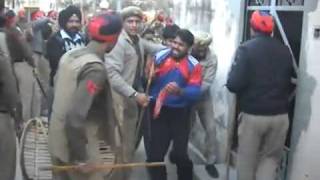 Nahi Labhni Mauj Punjab Wargi. Badal Sarkar Walo Dhilwan Lathicharj