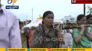 Daughters in law Carry Mother in law's body for last Rites | Maharashtra
