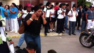 POR CULPA DEL CELULAR ATROPELLAN A UNIVERSITARIA, VENIA HABLANDO Y MANEJANDO