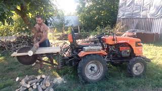 Мототрактор — циркулярка в действии. Mini tractor - circular in action