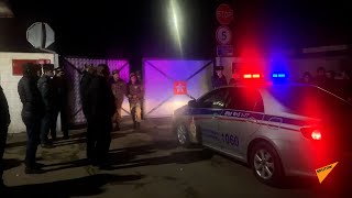 Родственники попавших в плен военнопленных в аэропорту Эребуни