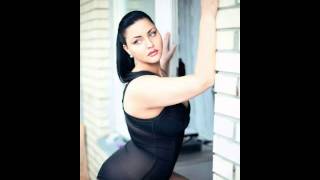 mais o modelo de tamanho 79, Juliya Lavrova, mulher grande e bonita, agradável figura curvilínea