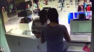 Roba celular y lo graban, en Plaza Cuernavaca