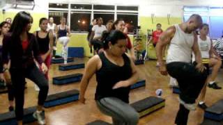 aula de aero local - leg press academia