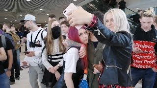 modestal гуляют на стримфесте 2019 / фотографируются со зрителями / modestal, olyashaa, vika_karter