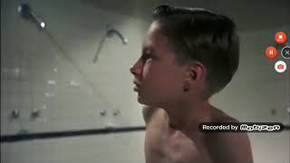 El eso pillillo viendo a un niño desnudo