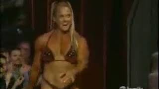 Bodybuilding Girl Lift and Carry